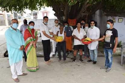 कार्यकर्ताओं ने राहुल की लंबी उम्र की कामना की, कुष्ठ आश्रम में बांटे फल Congressmen distributed fruits in the leper ashram on Rahul Gandhi's birthday