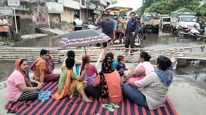 गोहाना रोड टीबी अस्पताल के पास जाम लगाते लोग। संवाद गोहाना रोड टीबी अस्पताल के पास जाम लगाते लोग। संवाद