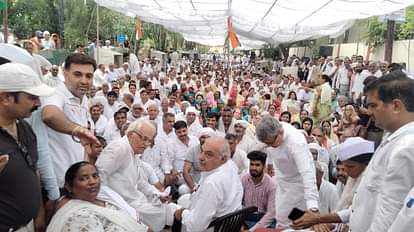 चर्च के पास धरने पर पहुंचे पूर्व सीएम भूपेंद्र सिंह हुड्डा साथ में विधायक।संवाद चर्च के पास धरने पर पहुंचे पूर्व सीएम भूपेंद्र सिंह हुड्डा साथ में विधायक।संवाद