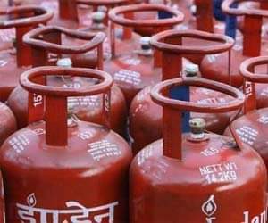 नए साल में तोहफा, गैस सिलेंडर 43.50 रुपए सस्ता lgp cylinder price cut in new year