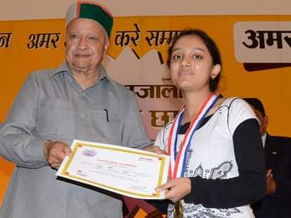 मेधावी छात्र सम्मान समारोह, सीएम से अवॉर्ड पाकर चहके छात्र amarujala medhavi chatra samman samaroh at shimla.