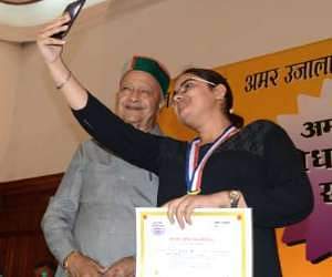 मेधावी छात्र सम्मान समारोह, सीएम से अवॉर्ड पाकर चहके छात्र amarujala medhavi chatra samman samaroh at shimla.