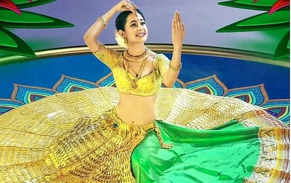south actress pargyan agrwal dressed up with 14 kg gold costume