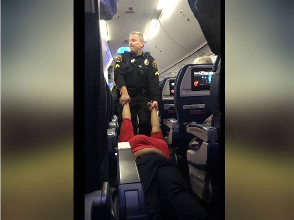 WOMEN DRAGGED OUT OF PLANE THEN ARRESTED BUT IT IS SHAMEFUL 
