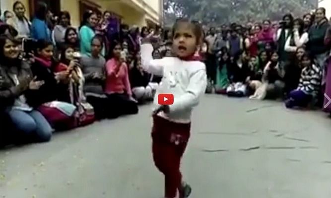 cute little girl dancing on manwa laage 