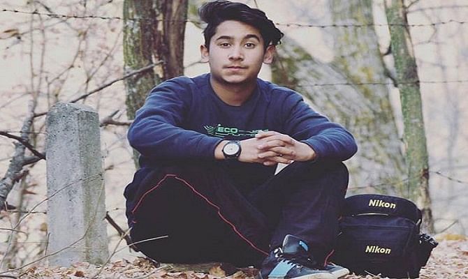 Due to ban on social media in Kashmir A 16 year old boy made his own social networking site Kashbook