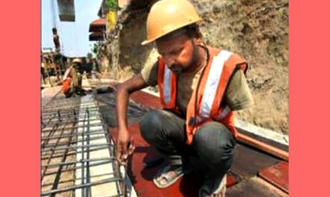 One Handed Man Dinesh Kumar constructing NH24, his story can inspire millions