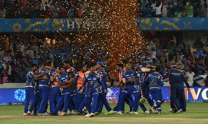 Viral and trending Funny Twitter reactions on Mumbai Indians ipl victory because of praying aunty