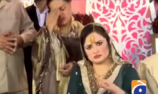 Viral and Trending Pakistan Funny Video of A news anchor getting married and doing live coverage