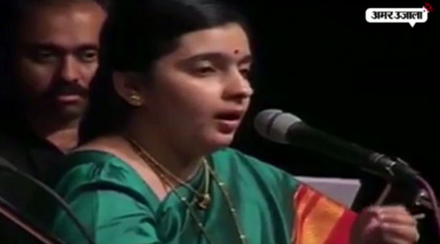 Lady Singer sings Lata Mangeshkar song goes Viral