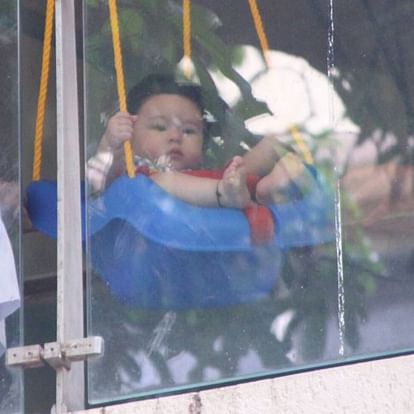 PICS of Kareena’s BABY TAIMUR enjoying on the SWING in balcony Go Viral