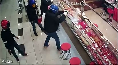 Thieves fails at trying to rob jewellery store video going viral