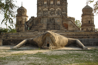200 year old frog temple in lakhimpur-kheri is amazing 
