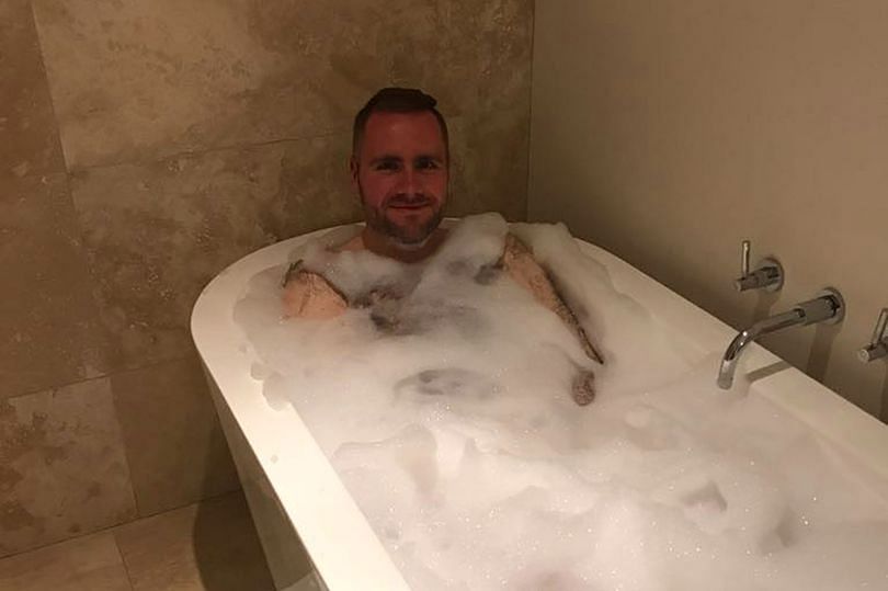 Man bathed first times after 20 years celebrated his happiness in tub 