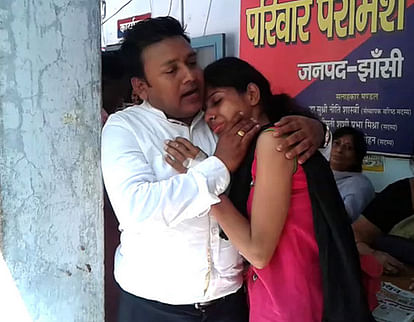 husband wife issue in jhansi district up husband sing a song in police station