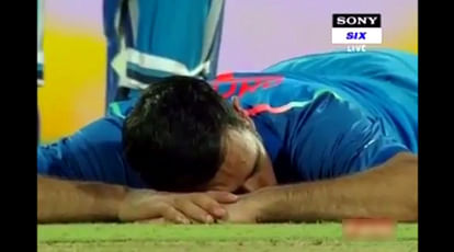 Mahendra Singh Dhoni takes a power nap as Srilanakan crowed hurl bottles during match