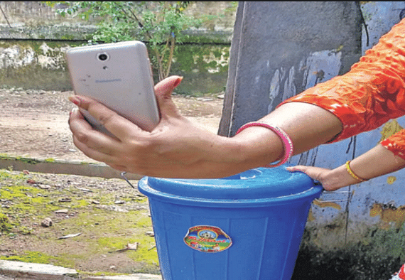 take a selfie with dustbin and won a smartphone
