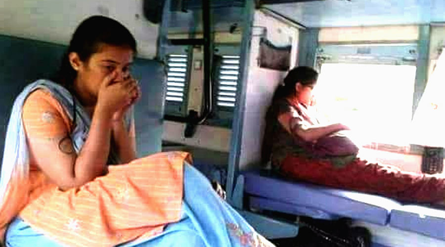 Stranger Girl met in Train Journey Story will touch your Heart, Must read