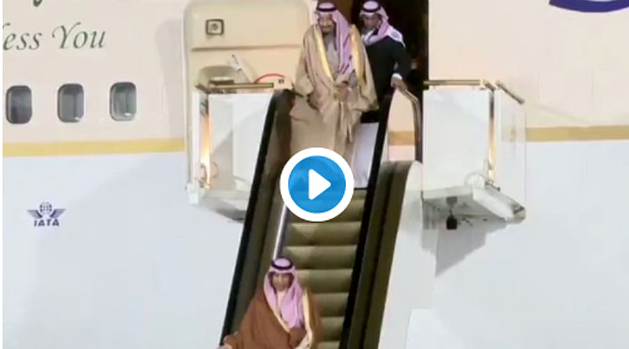 ‘Poor Guy’ Had To Walk! when Saudi King Was Descending From His GOLD Escalator
