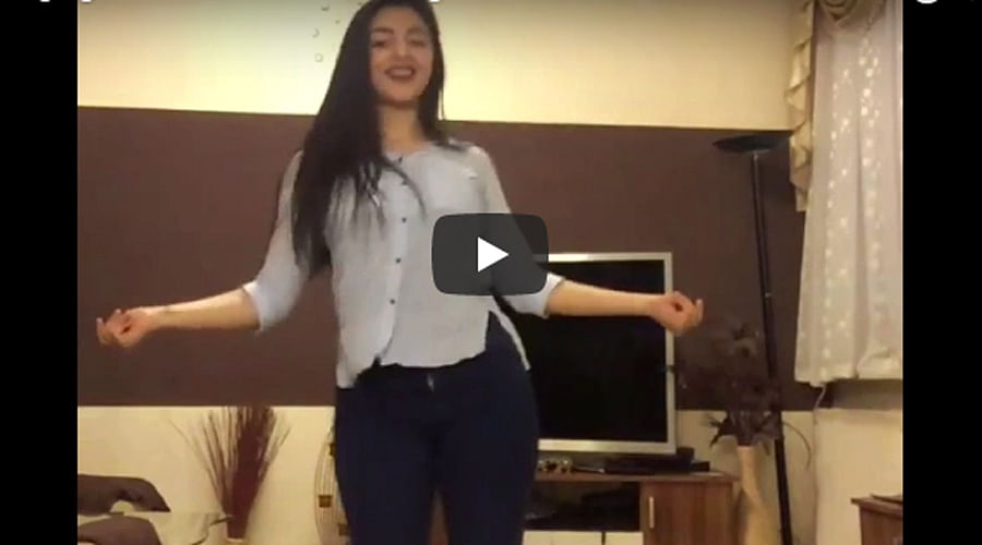 College girl dance on Bollywood Song Humma Humma breaking Internet