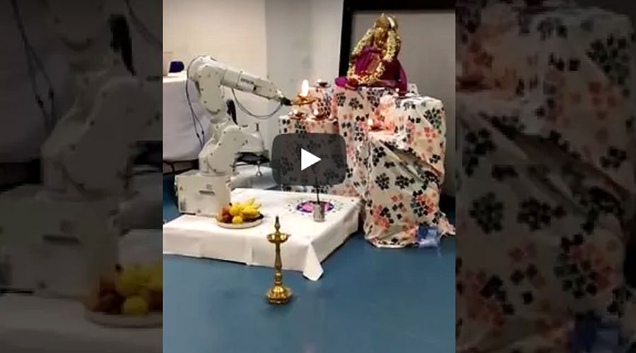 This Robot performs aarti, worships God, Watch Video