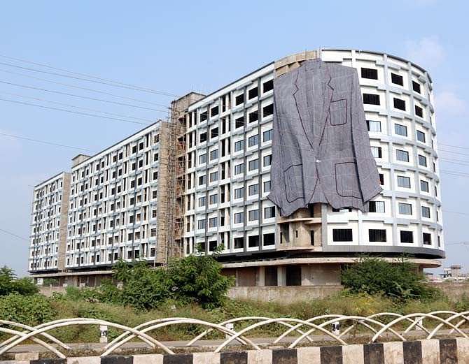 63 Feet long coat hanging over 7 floors building at raipur chhattisgarh 