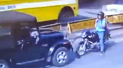 Video Viral: Bhopal Biker silently teaches a lesson to a traffic offender