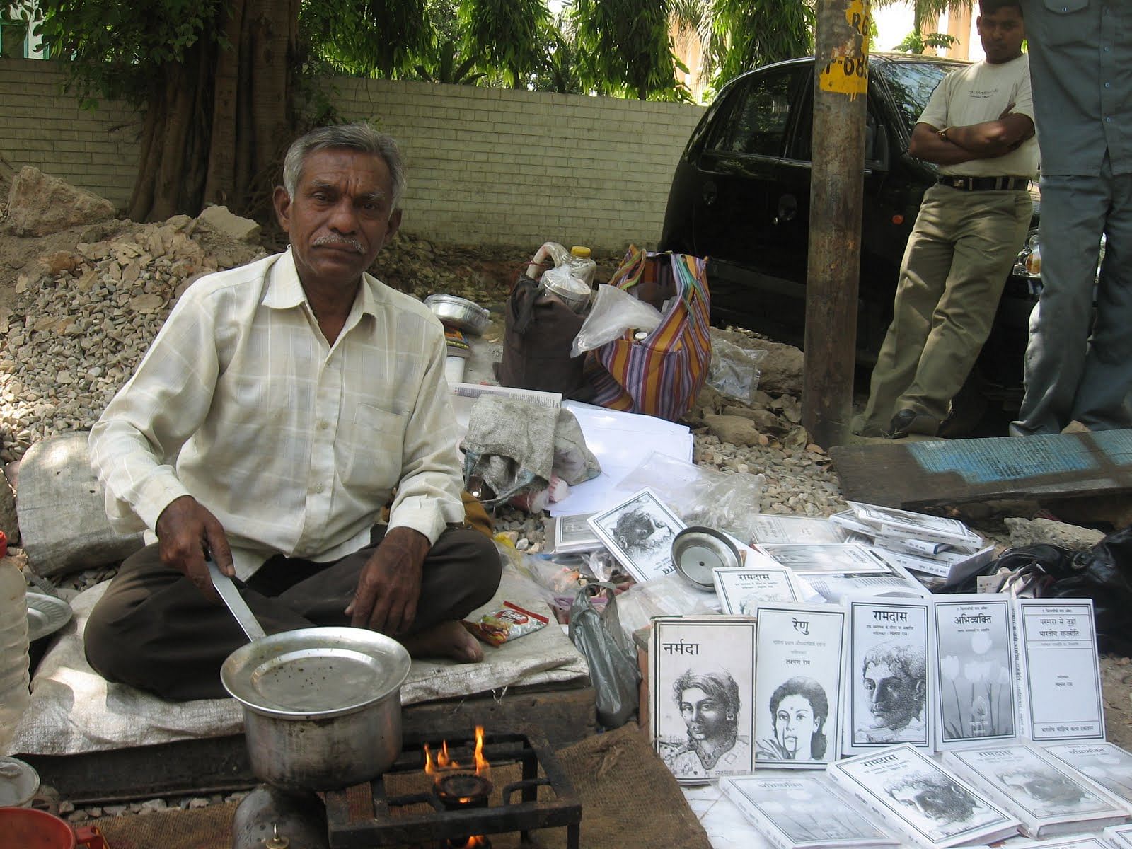 Laxman Rao: An author who sales tea outside of hindi bhawan in delhi