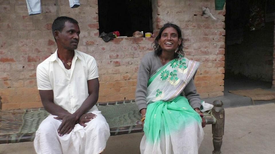 Read the love story of a labourer of jharkhand, who searches his wife