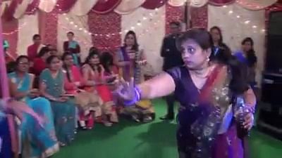 viral dance of indian aunties on bollywood song