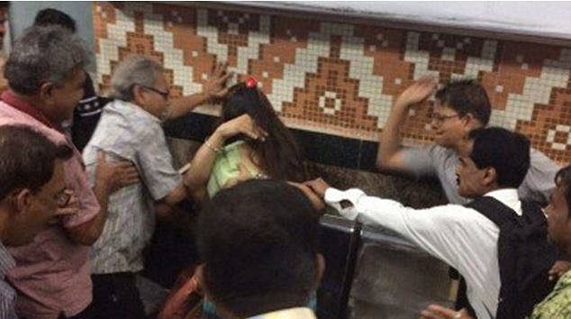 Couple beaten by people in kolkata metro