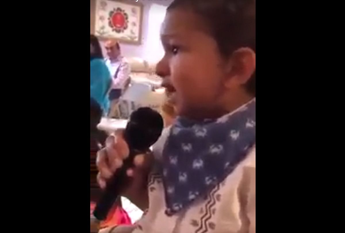 the cute kid sing bhajan and people couras him video goes viral 