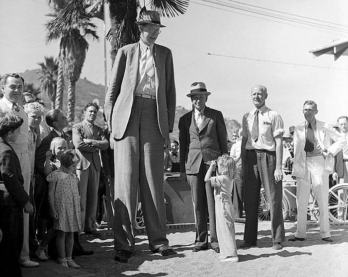 World tallest man have 8 feet 11 inch height, See rare photos 