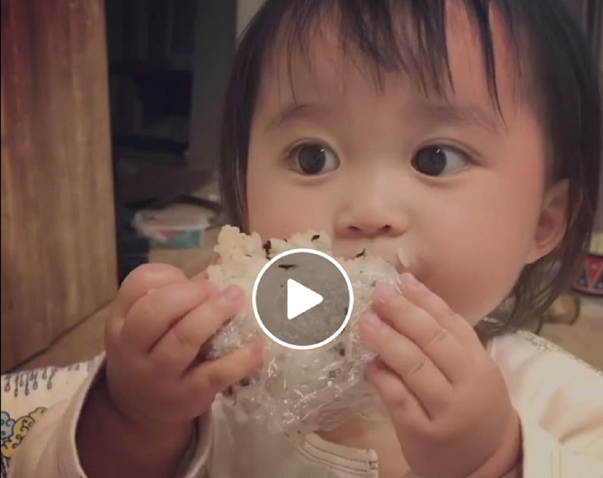 cute baby having food in video people falling love with this baby 