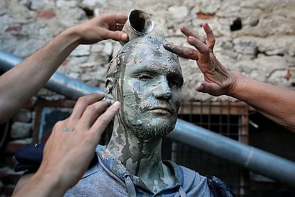 Imges from living statues festival will amaze you
