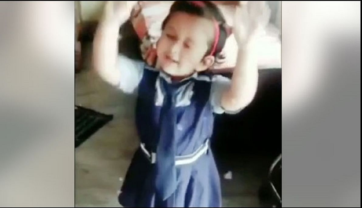 Cute baby dance goes viral on sanju film song main badhiya tu bhi badhiya 