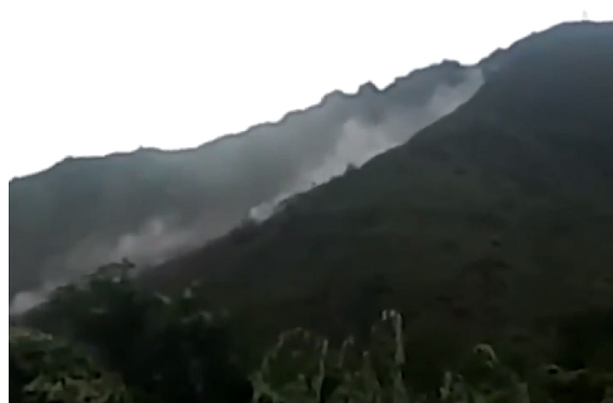 Video captures terrifying rockfalls after downpours hit Aba Prefecture in Sichuan China