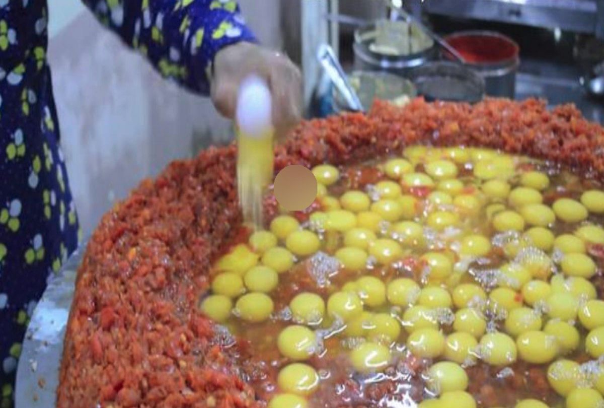 Indias biggest Scrambled Egg with 240 EGGS