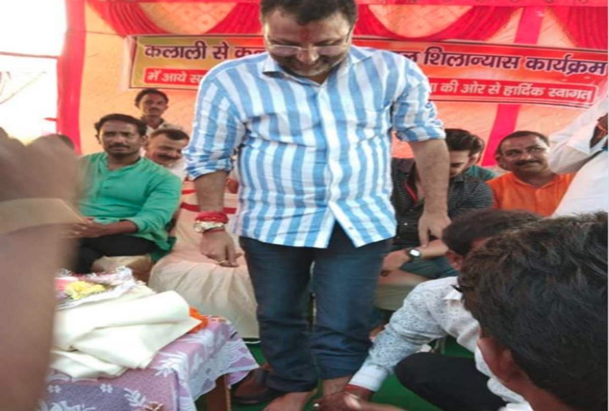 Watch Worker Washing BJP MP Nishikant Dubey Feet And Drinks Water In Jharkhand