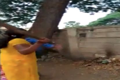 Video Being viral of a Woman who beats a bank manager at Karnataka