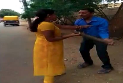 Video Being viral of a Woman who beats a bank manager at Karnataka