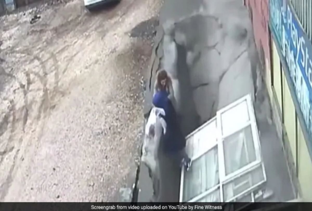 two women swallowed by pavement viral video from turkey