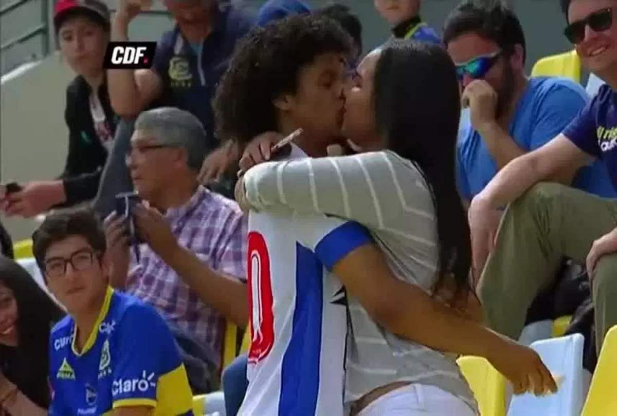 Venezuela footballer Eduard Bello propose to girlfriend in the middle of football match