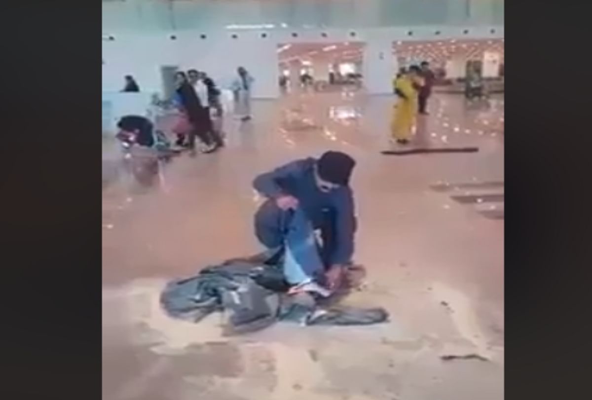 pakistan islamabad airport viral video, man sets luggage on fire after flight gets cancelled