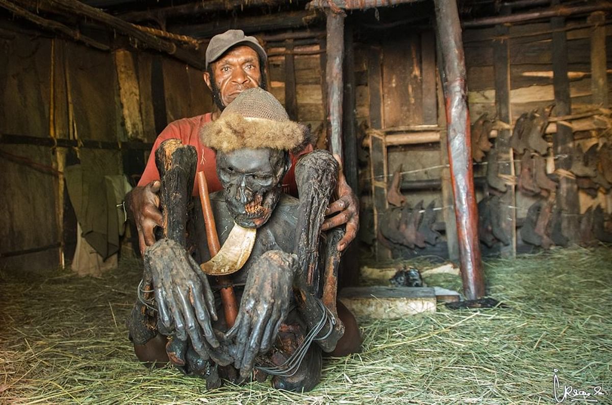 Papua new guinea tribe dani keeps mummy of people after death know more about weird ritual