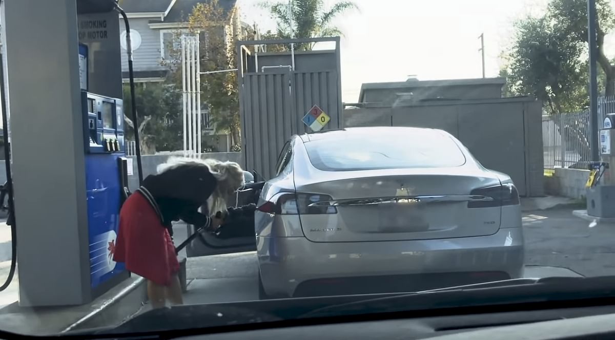 video viral on youtube of American woman on petrol pump using petrol nozel in electronic car