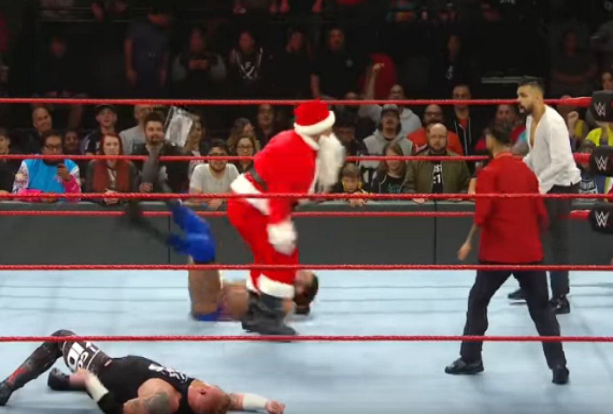 Viral video 2018 When Santa Claus climbed in the ring and beat the wrestler