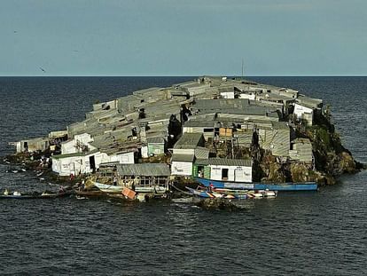 smallest Migingo Island between kenya and Uganda border is place of all illegal business