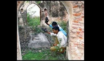 the weird grave in uttar pradesh chugalkhor ka maqbara where people throw slipper and shoe