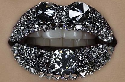 Most valuable lip art containing 126 diamonds worth 757,975 dollars wins guinness world record